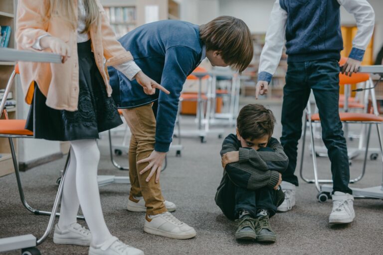 Cum putem reduce fenomenul de bullying în școlile din România?